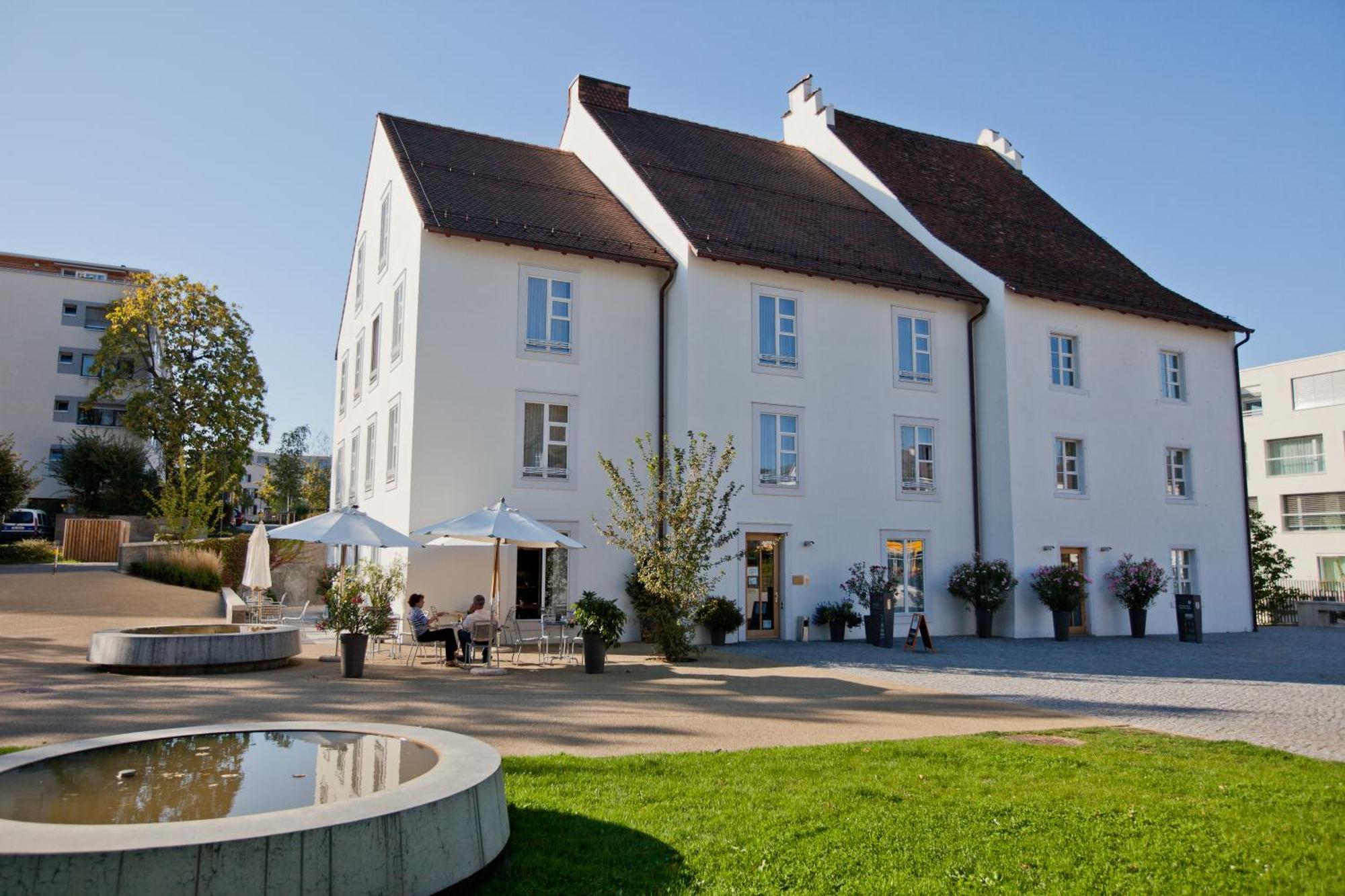 Hotel Im Schlosspark Binningen Exterior photo
